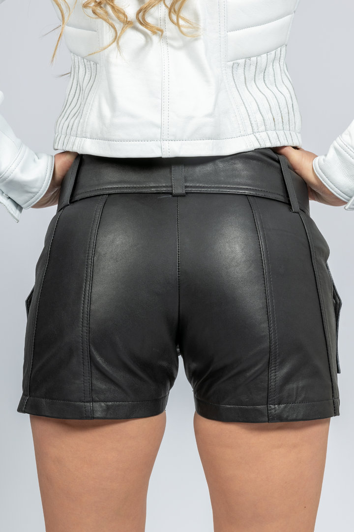 Pantaloncini in VERA pelle nera con cintura larga