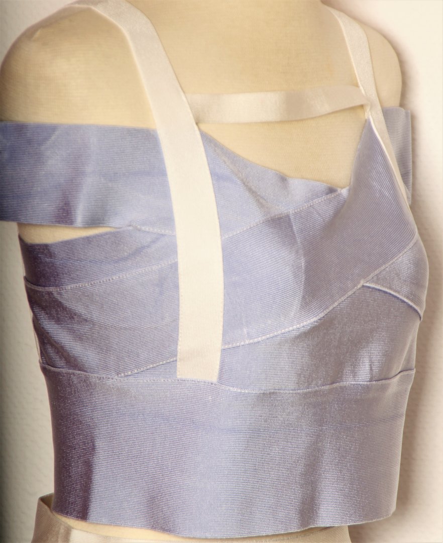 2-delig wit lichtblauw figuur-knuffelend stretch jurkje