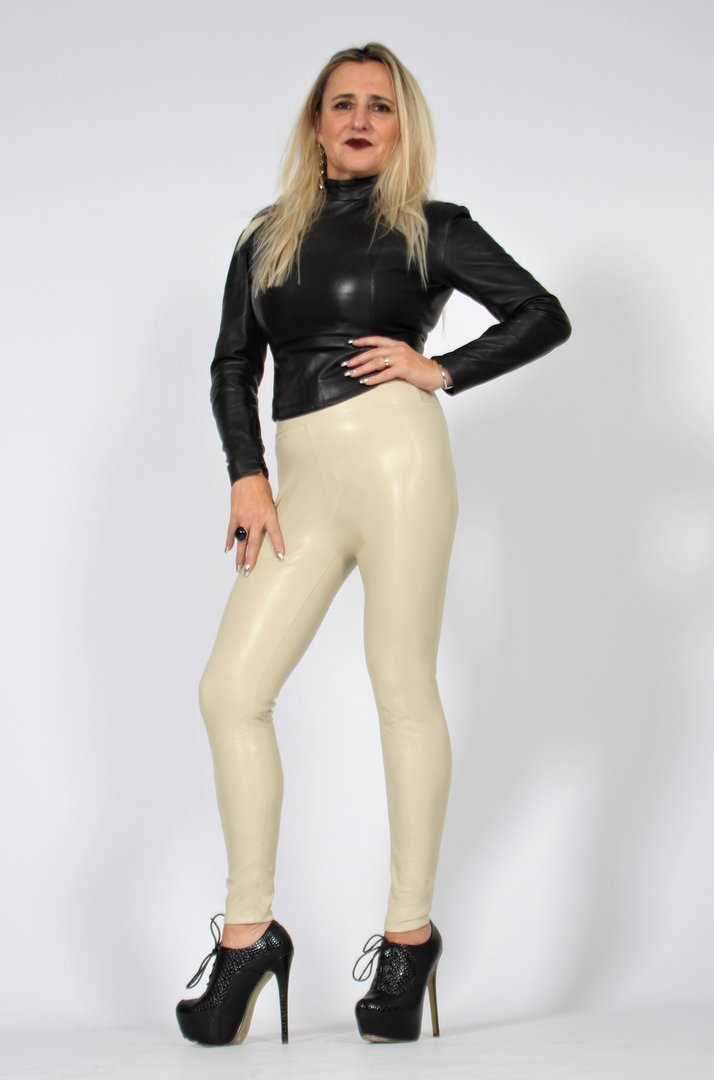 Leder-Leggings als vegane Leder-Stretchhose in Kunstleder in sand beige hohe Taille