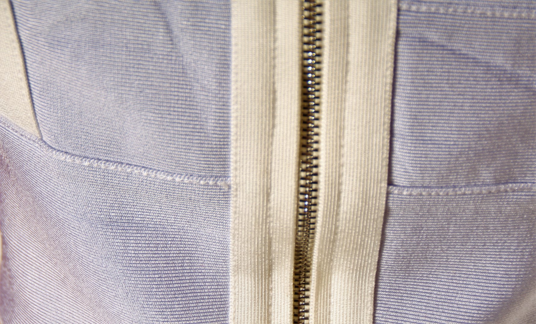 2-delig wit lichtblauw figuur-knuffelend stretch jurkje