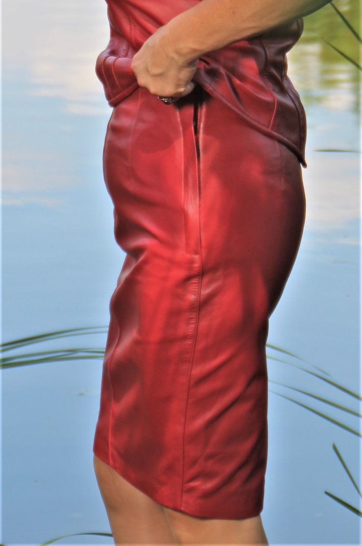 Falda de cuero falda estilo lápiz de cuero genuino en un elegante color rojo oscuro