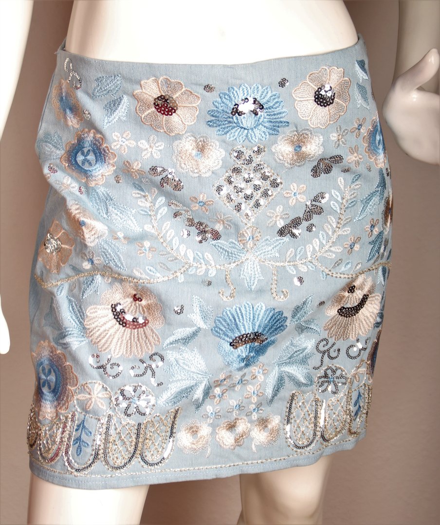 Falda en azul con bordado floral