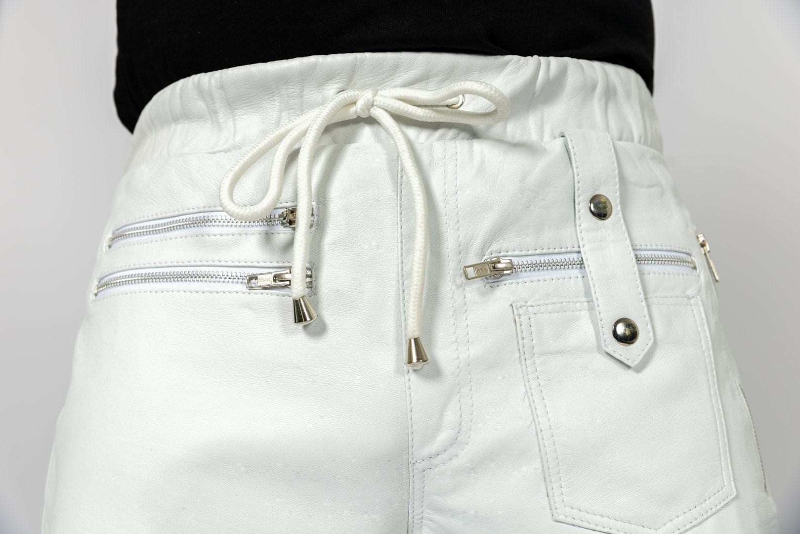 Pantalones cortos de cuero carga de cuero genuino suave en blanco