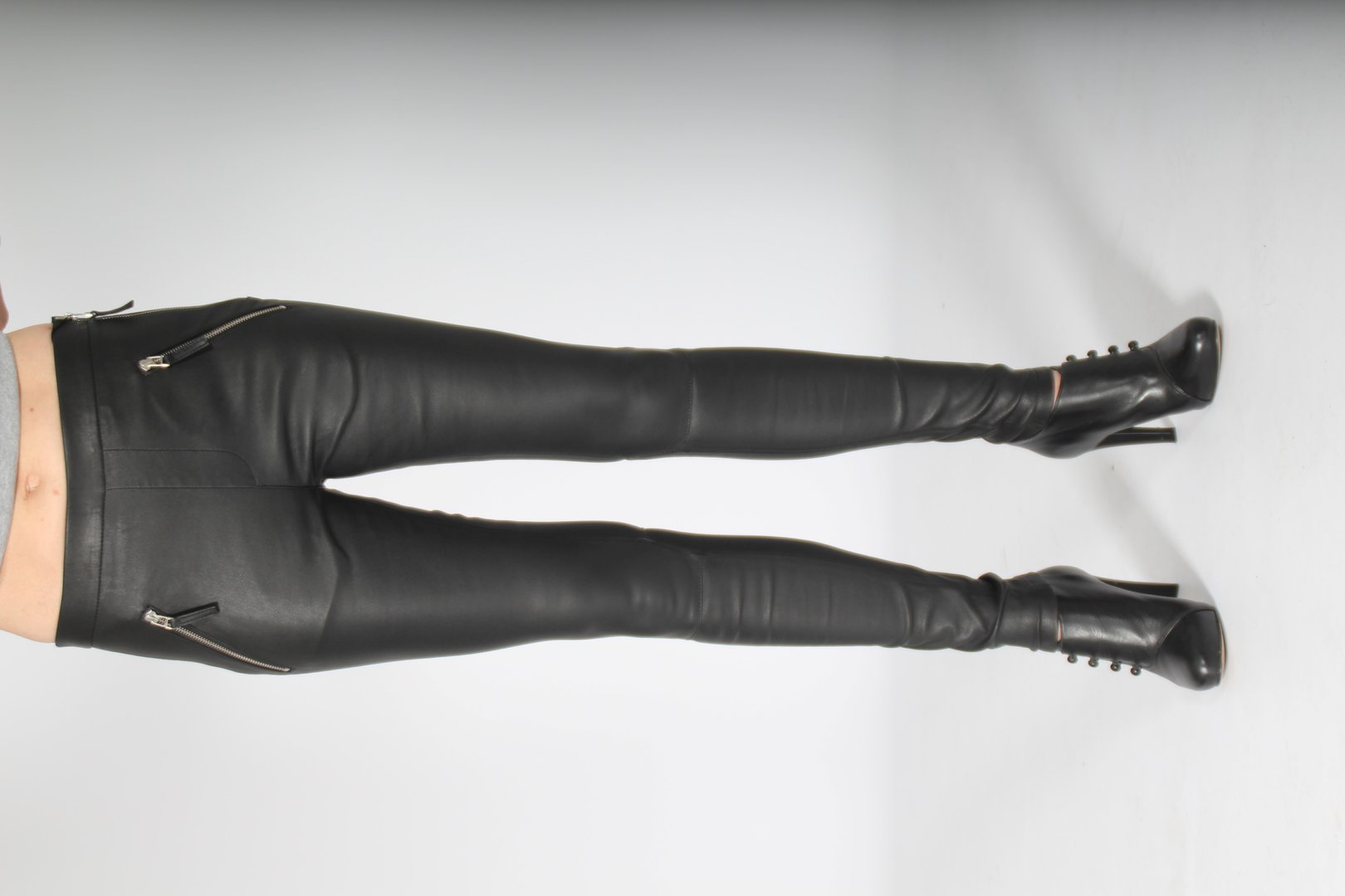 Pantalon en cuir extensible comme leggings en cuir noir avec fermetures éclair
