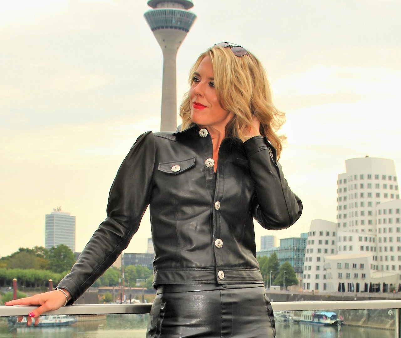 Leather blouse in REAL leather in puffed sleeves elegant in black